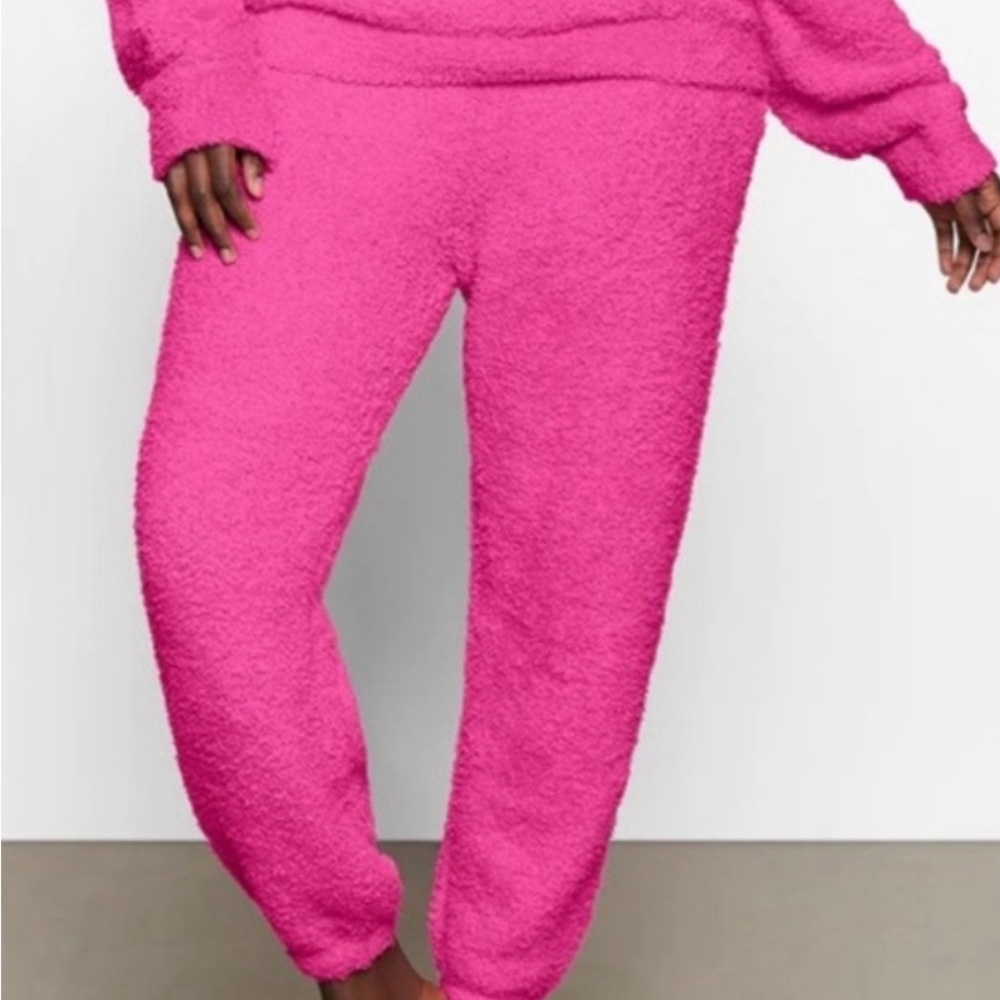 DONT BUY ISO (IN SEARCH OF) SKIMS PINK PANTS IN SIZE SMALL OR MEDIUM